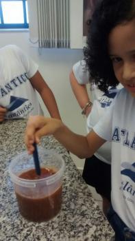 Decantação: separação de misturas 4º ano A