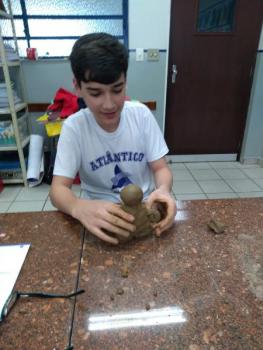 Técnica de escultura em argila - 8º ano B