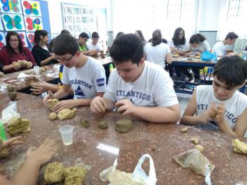 Técnica de escultura em argila - 8º ano B