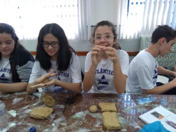 Técnica de escultura em argila - 8º ano B