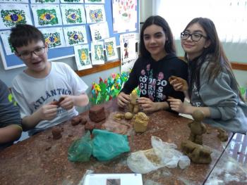 Técnica de escultura em argila - 8º ano B