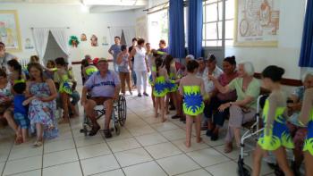 Entrega de doação e Ginástica Acrobática no Lar dos Velhinhos