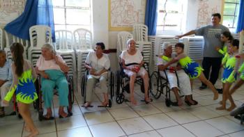 Entrega de doação e Ginástica Acrobática no Lar dos Velhinhos