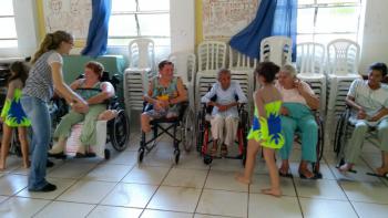 Entrega de doação e Ginástica Acrobática no Lar dos Velhinhos