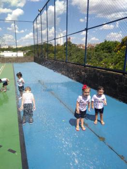 Brincando com Água - Educação Infantil