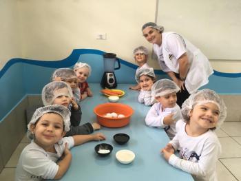 Preparo de bolo de cenoura - Maternal II