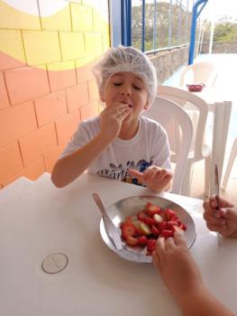 A turminha do Jardim II prepara uma deliciosa salada de frutas