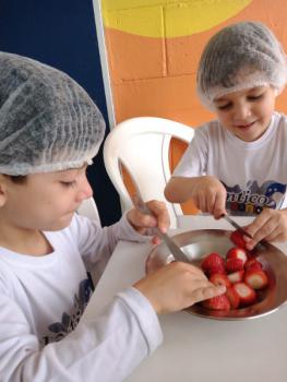 A turminha do Jardim II prepara uma deliciosa salada de frutas