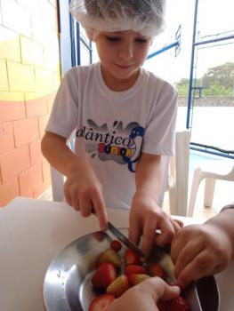 A turminha do Jardim II prepara uma deliciosa salada de frutas