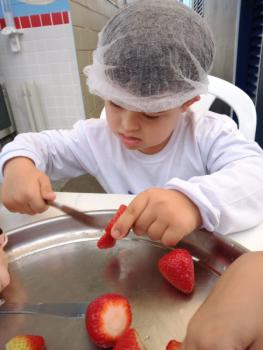 A turminha do Jardim II prepara uma deliciosa salada de frutas