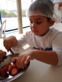 A turminha do Jardim II prepara uma deliciosa salada de frutas