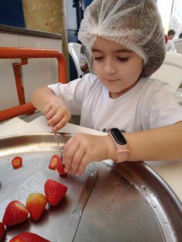 A turminha do Jardim II prepara uma deliciosa salada de frutas