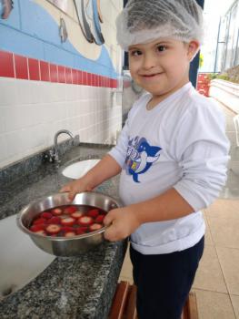 A turminha do Jardim II prepara uma deliciosa salada de frutas