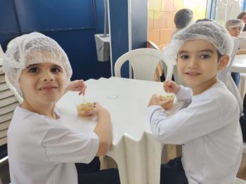 A turminha do Jardim II prepara uma deliciosa salada de frutas