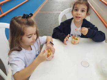 A turminha do Jardim II prepara uma deliciosa salada de frutas