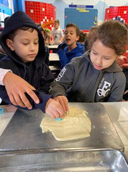 Alunos dos 1ºs anos preparam bolachas