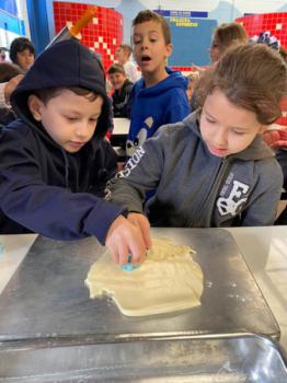 Alunos dos 1ºs anos preparam bolachas