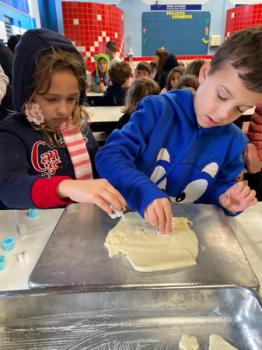 Alunos dos 1ºs anos preparam bolachas