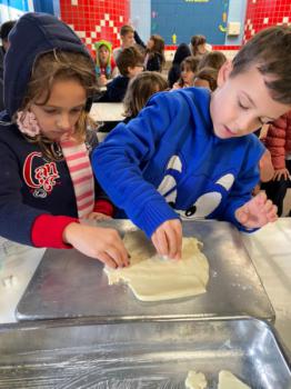 Alunos dos 1ºs anos preparam bolachas