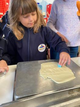 Alunos dos 1ºs anos preparam bolachas