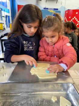 Alunos dos 1ºs anos preparam bolachas