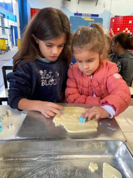 Alunos dos 1ºs anos preparam bolachas