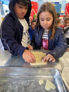 Alunos dos 1ºs anos preparam bolachas