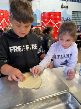 Alunos dos 1ºs anos preparam bolachas