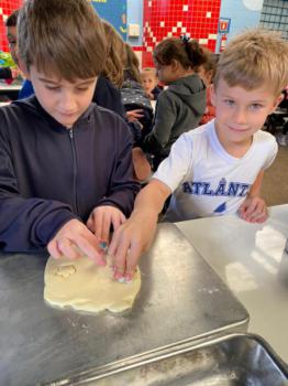 Alunos dos 1ºs anos preparam bolachas