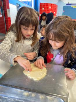 Alunos dos 1ºs anos preparam bolachas