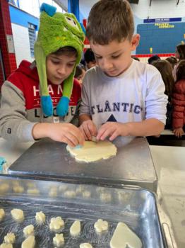 Alunos dos 1ºs anos preparam bolachas