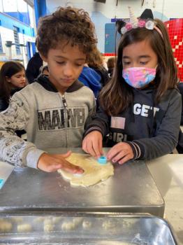 Alunos dos 1ºs anos preparam bolachas