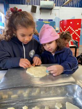 Alunos dos 1ºs anos preparam bolachas