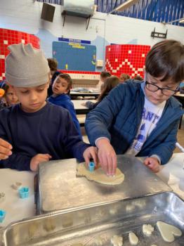 Alunos dos 1ºs anos preparam bolachas