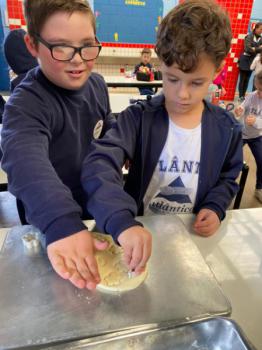 Alunos dos 1ºs anos preparam bolachas