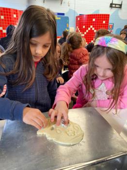 Alunos dos 1ºs anos preparam bolachas