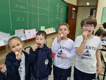 Alunos dos 1ºs anos preparam bolachas