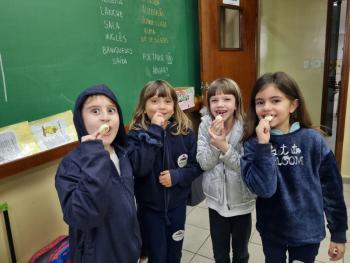 Alunos dos 1ºs anos preparam bolachas